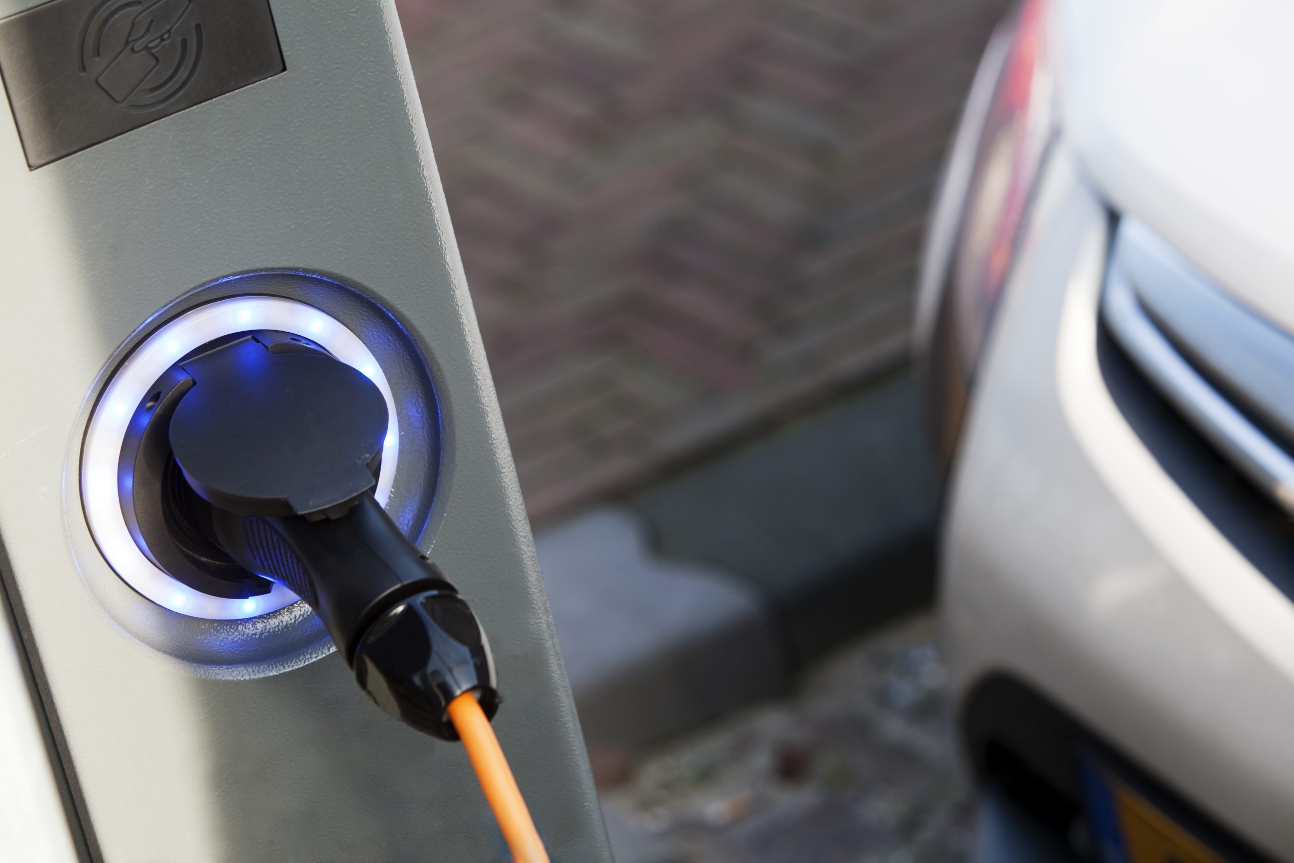 Czy sektor motoryzacyjny dostosuje się do elektromobilnych zmian?