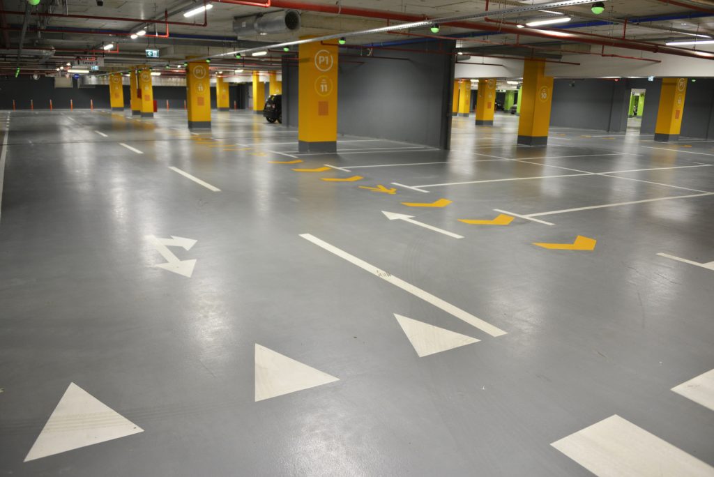 Jak odpowiednie malowanie linii parkingowych poprawia organizację ruchu i komfort kierowców?