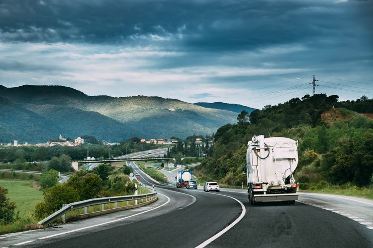 Transport międzynarodowy dla firm – poznaj ofertę J&M Kamińscy