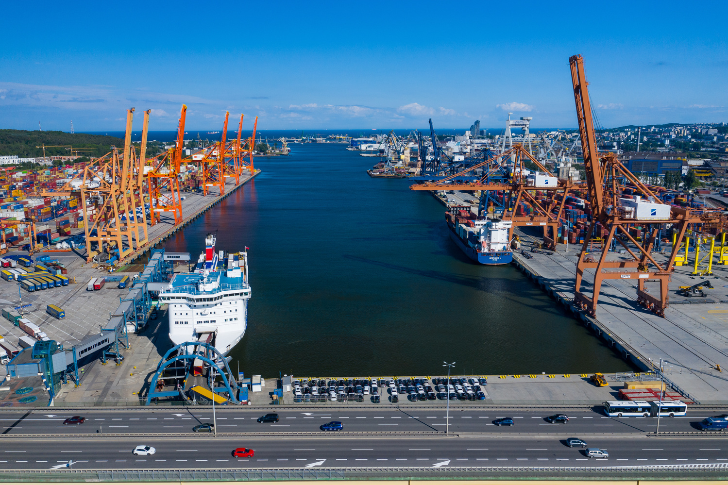 Terminale w portach pracują całą dobę, inspekcje graniczne do piętnastej